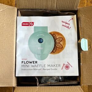 Dash Flower Mini Waffle Maker in Ash Gray